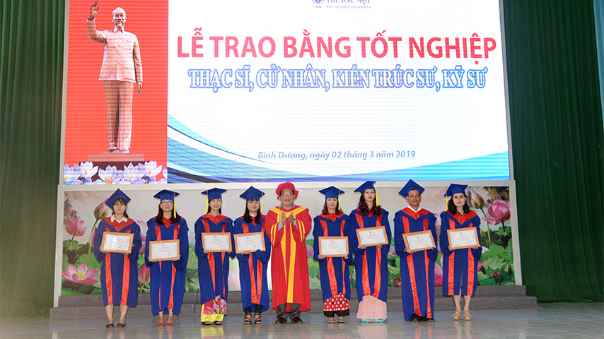PGS.TS Lê Tuấn Anh - Phó Hiệu trưởng trao Giấy khen cho các tân cử nhân có thành tích xuất sắc trong khóa học