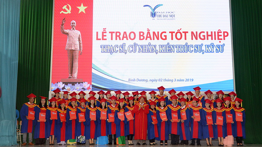 PGS.TS Nguyễn Văn Hiệp - Chủ tịch HĐ Trường trao bằng tốt nghiệp cho các tân thạc sĩ